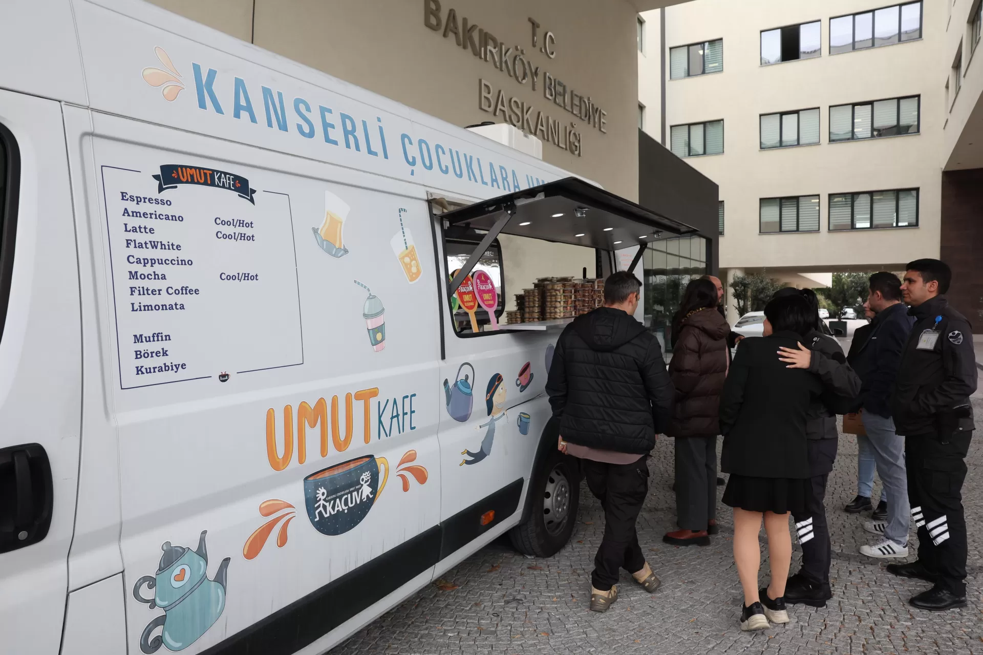 ‘UMUT KAFE’ BAKIRKÖY’DEN KANSERLİ ÇOCUKLARIN HAYATINA DOKUNUYOR