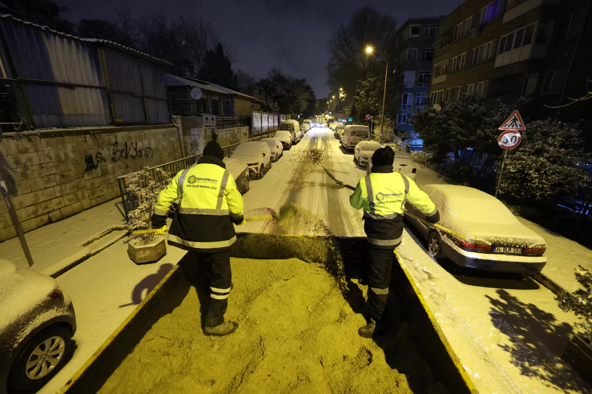 BAKIRKÖY BELEDİYESİ KARDA KIŞTA 7/24 SAHADA