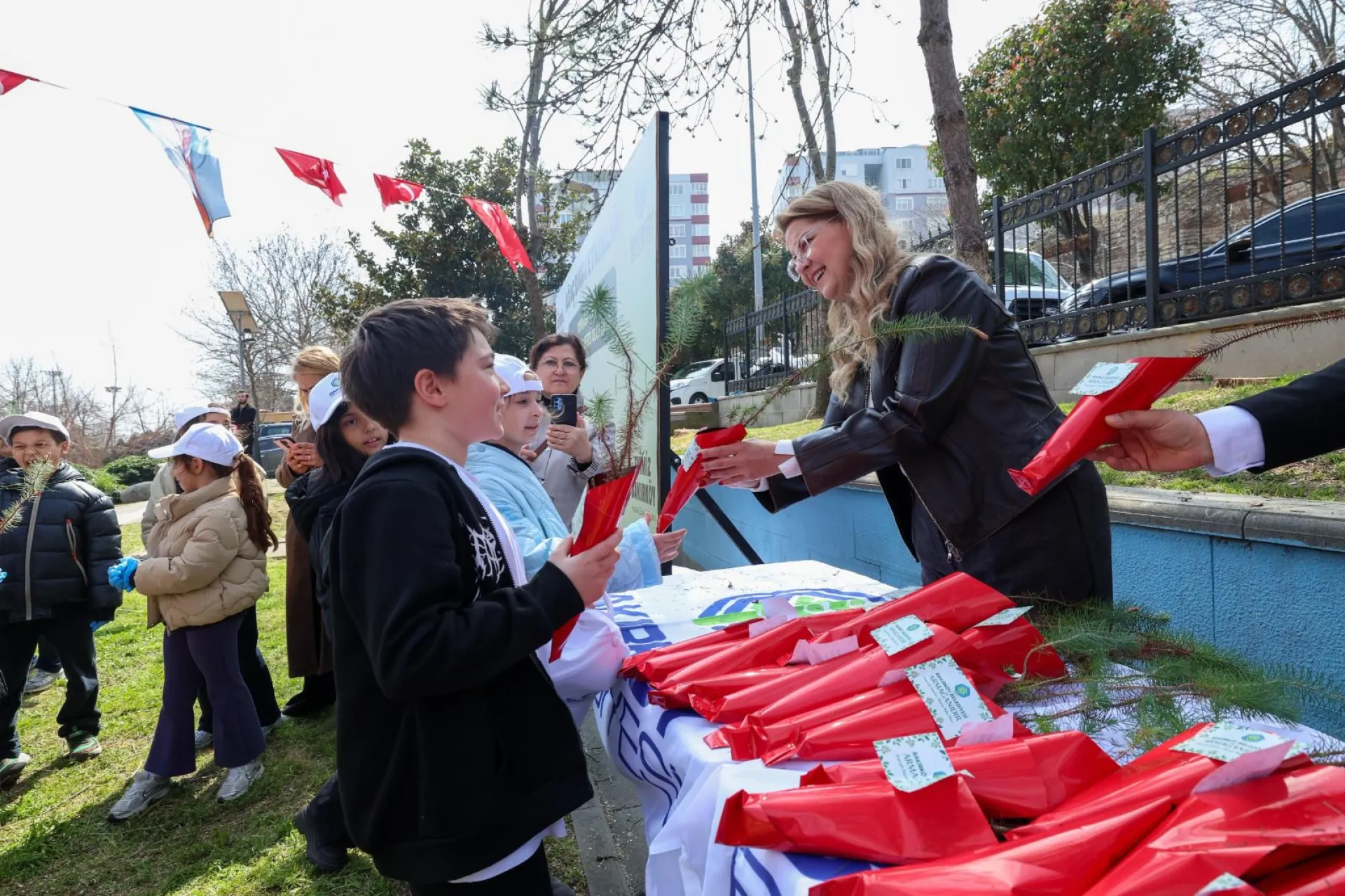 BAKIRKÖY’DE MİNİK ELLER TOPRAĞA CAN VERDİ