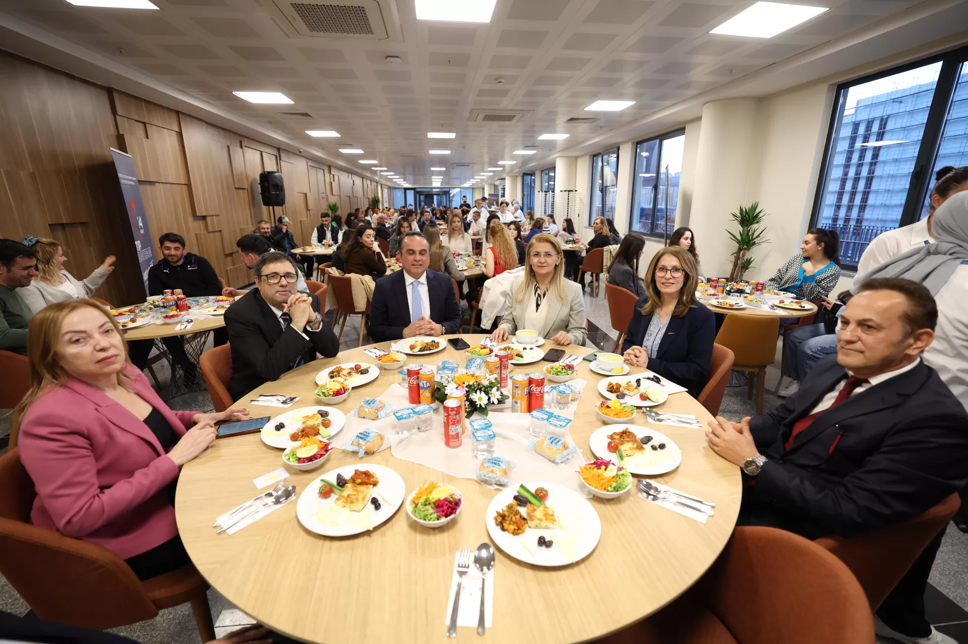 BAŞKAN OVALIOĞLU SAĞLIK ÇALIŞANLARIYLA İFTARDA BULUŞTU