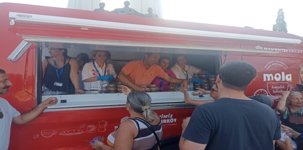 Aşure Dağıtımı