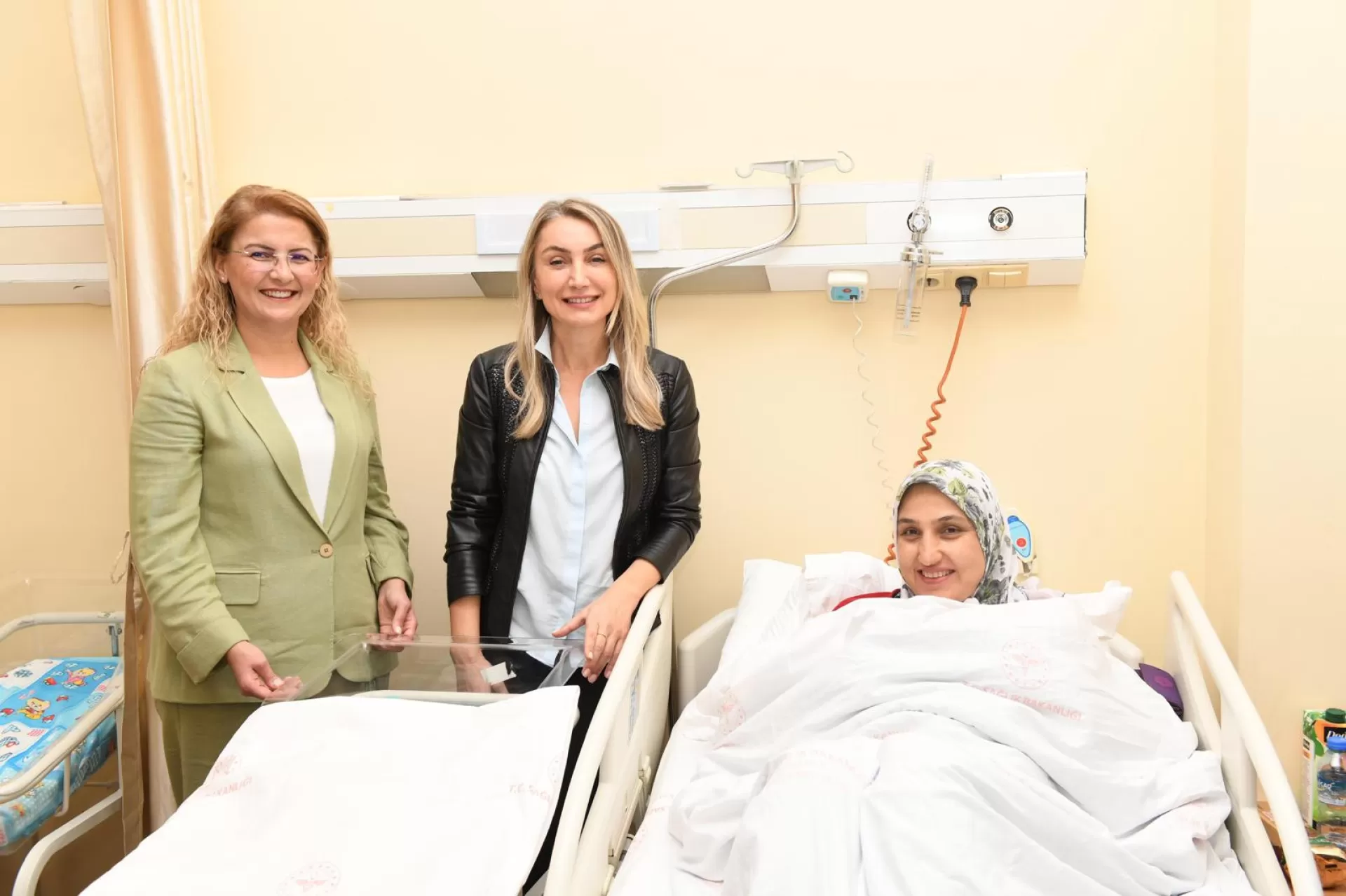 BAŞKAN OVALIOĞLU METROBÜSTE DOĞAN BEBEĞİ ZİYARET ETTİ