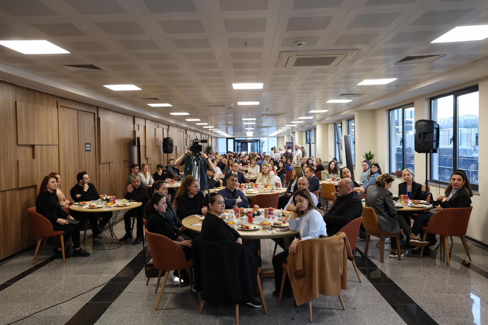 BAŞKAN OVALIOĞLU SAĞLIK ÇALIŞANLARIYLA İFTARDA BULUŞTU