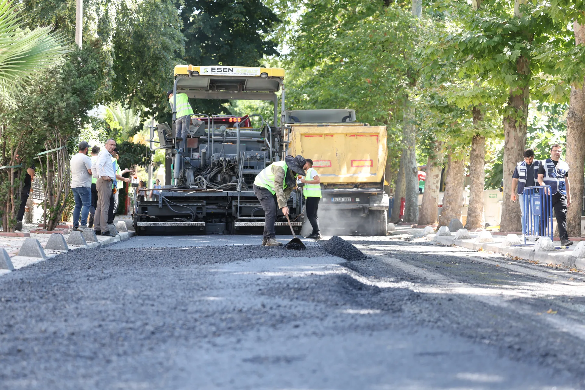 BAKIRKÖY'ÜN YOLLARI YENİLENİYOR, ALTYAPISI GÜÇLENİYOR