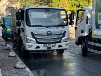 BAKIRKÖY'DE TEMİZLİK SEFERBERLİĞİ SÜRÜYOR