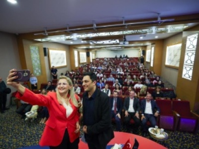 BAŞKAN OVALIOĞLU ÜNİVERSİTELİLERLE BULUŞTU