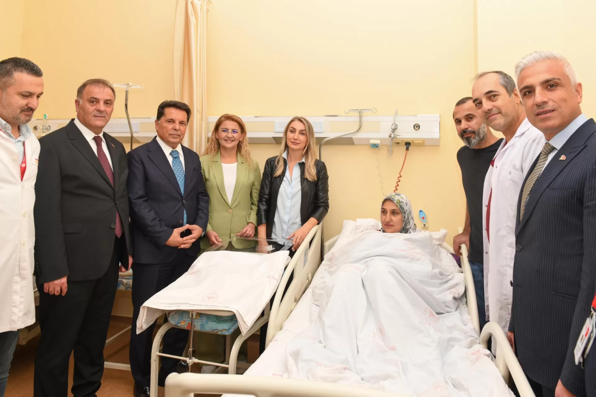 BAŞKAN OVALIOĞLU METROBÜSTE DOĞAN BEBEĞİ ZİYARET ETTİ