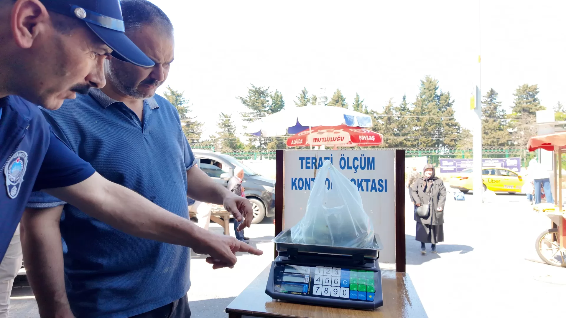 BAKIRKÖY ZABITASI GÜVENLİ ALIŞVERİŞ İÇİN PAZARLARI DENETLİYOR