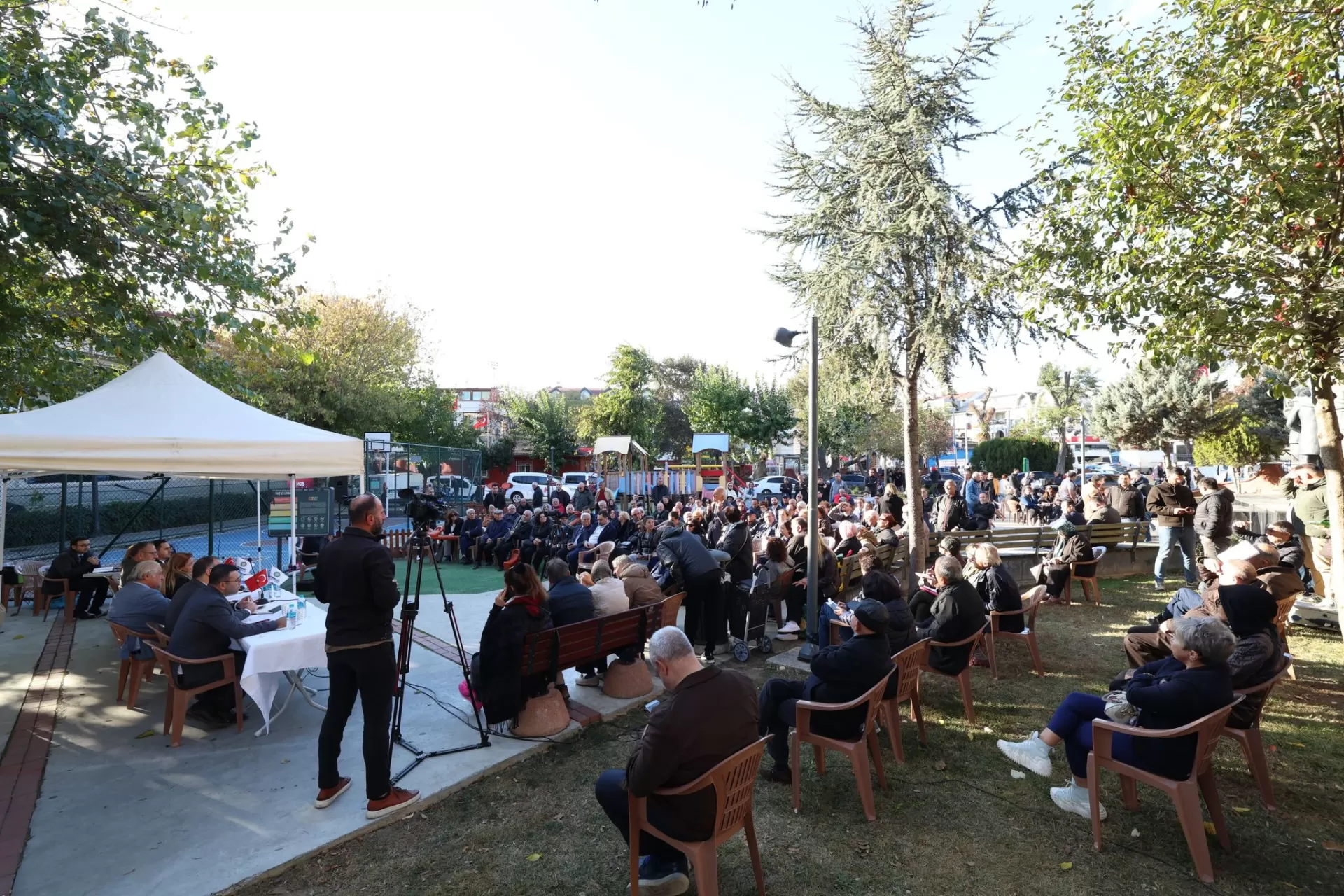 ‘EVİMİZ BAKIRKÖY MAHALLE BULUŞMALARI’ VATANDAŞLARIN SESİ OLMAYA DEVAM EDİYOR