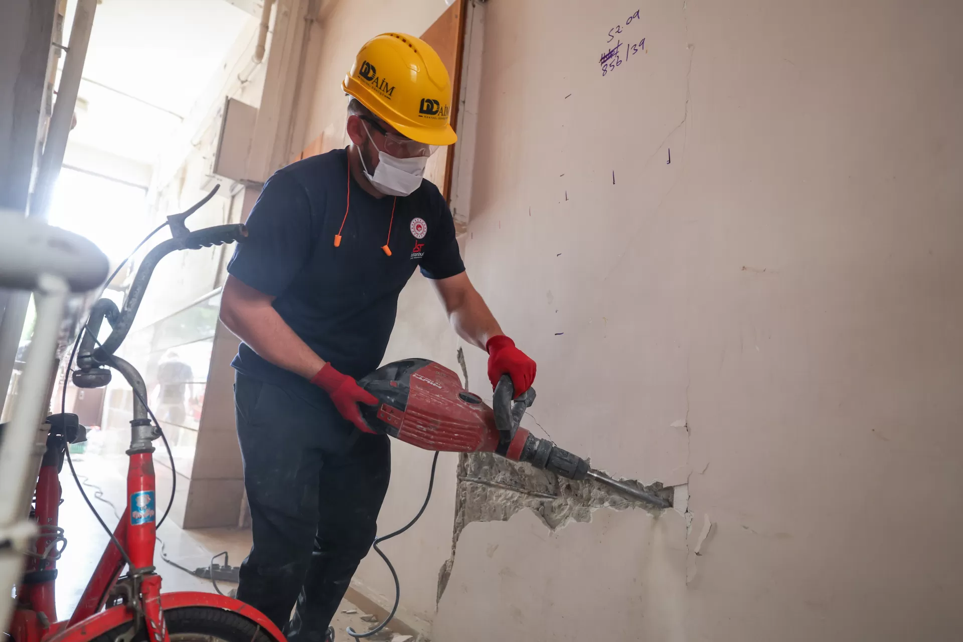 BAKIRKÖY'DEKİ BİNALARA DEPREM TESTİ