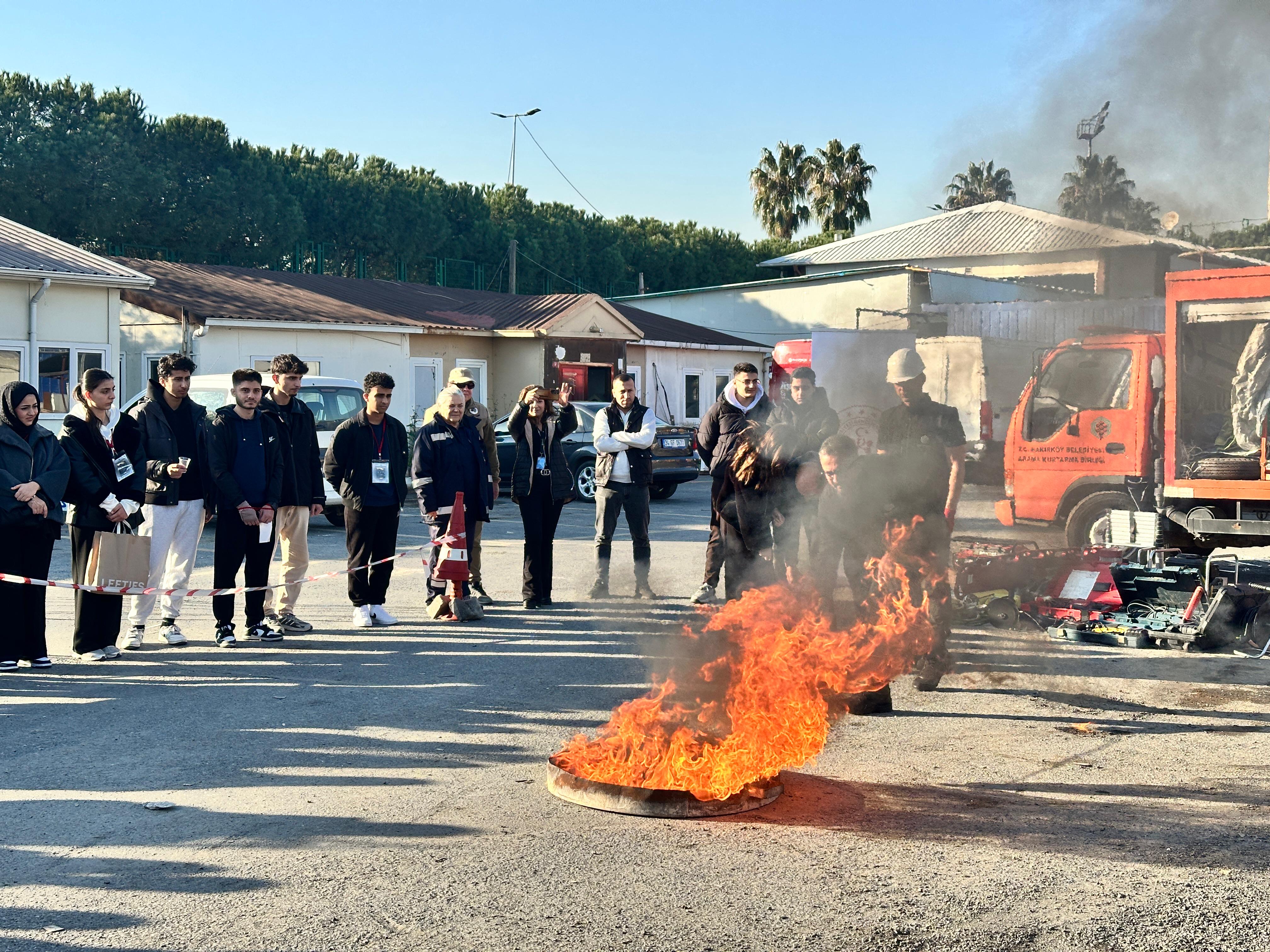 Bakırköy Belediyesi’nden geleceğin hemşirelerine afet eğitimi