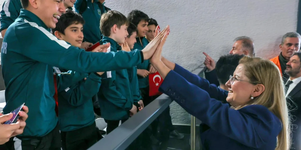 Kapalı Yüzme Havuzu Modern Yüzüyle Yeniden Hizmette