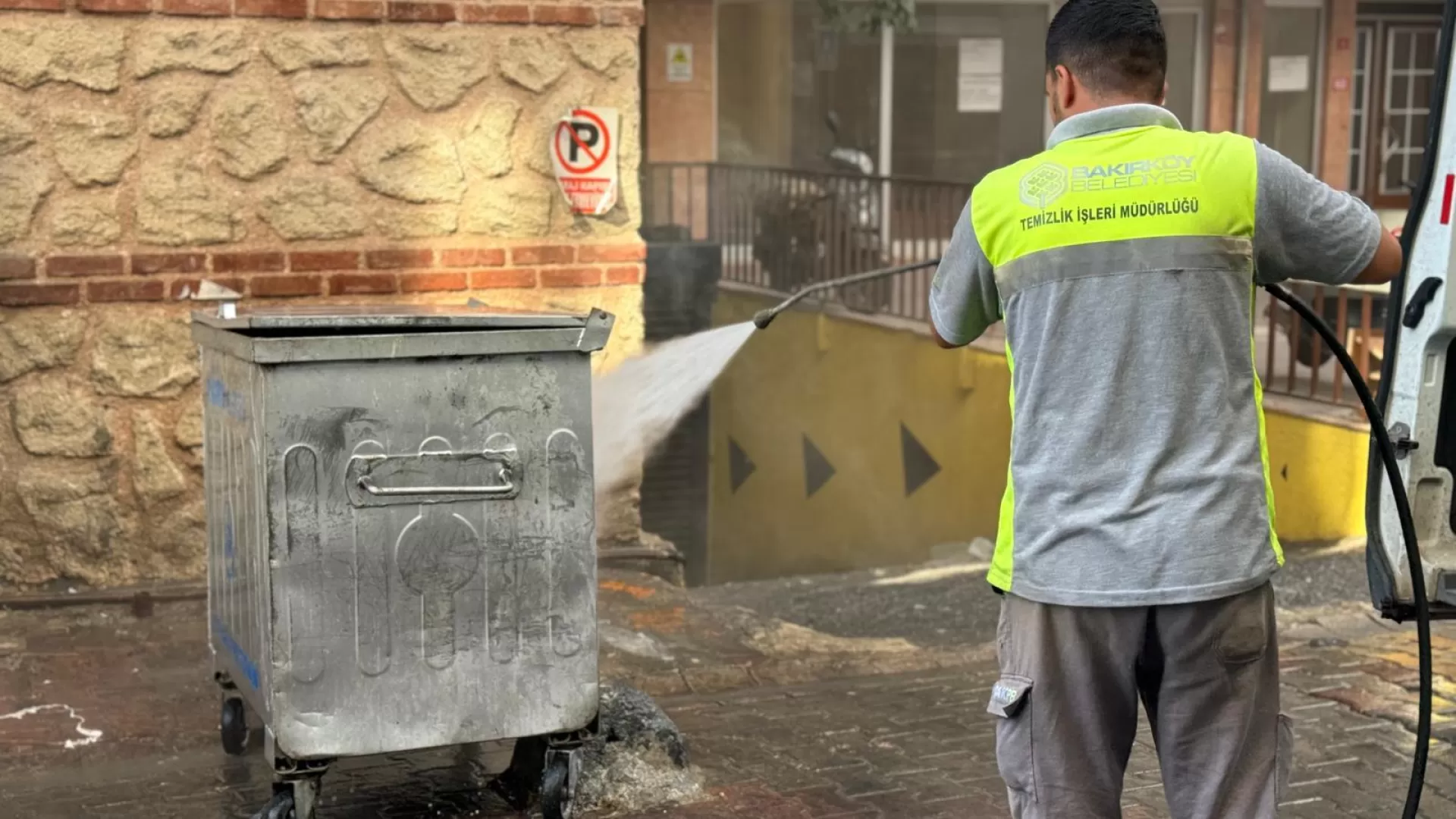BAKIRKÖY'DE TEMİZLİK SEFERBERLİĞİ SÜRÜYOR