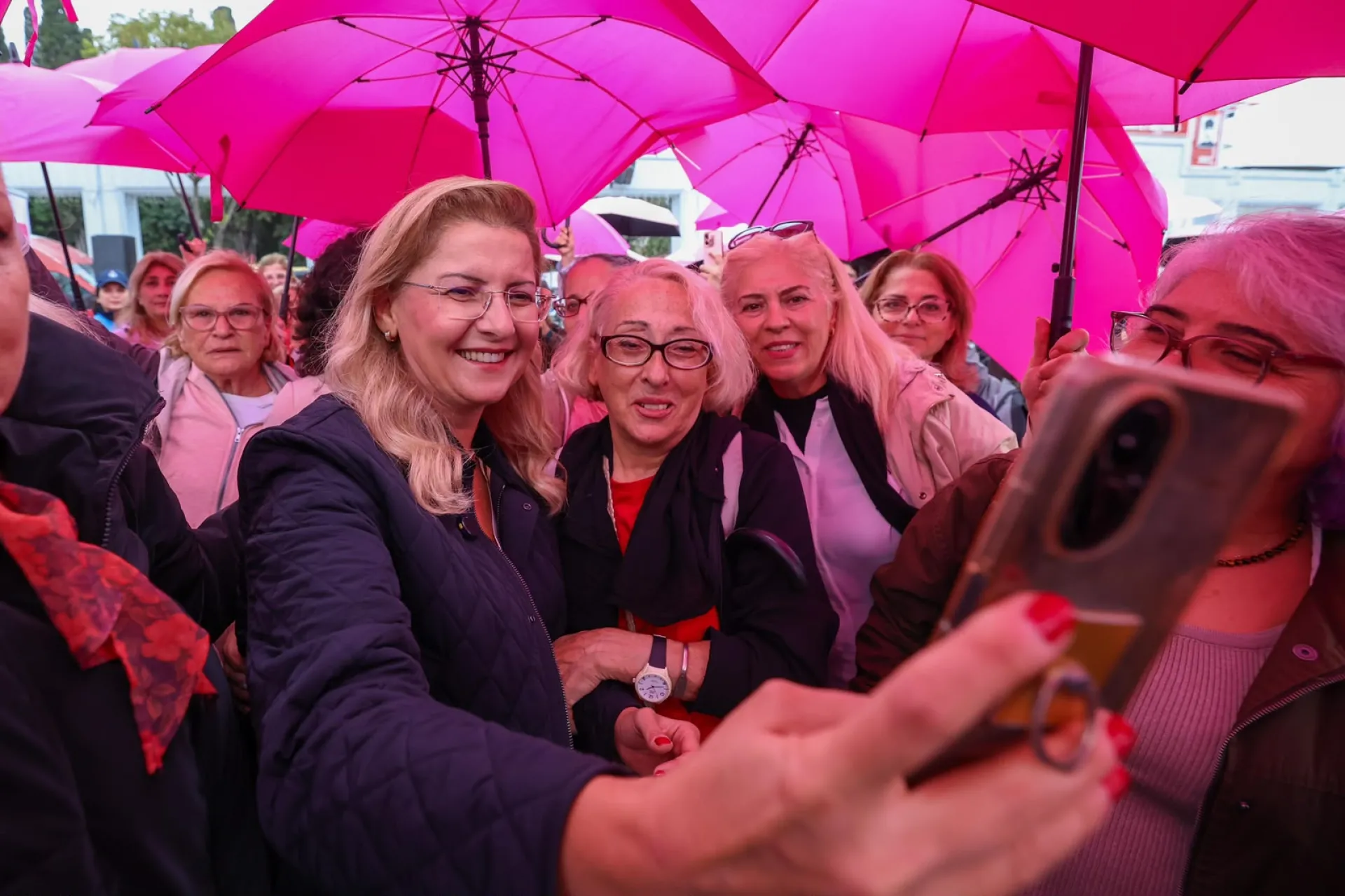 BAKIRKÖY’DE PEMBE ŞEMSİYELERLE MEME KANSERİ FARKINDALIK YÜRÜYÜŞÜ