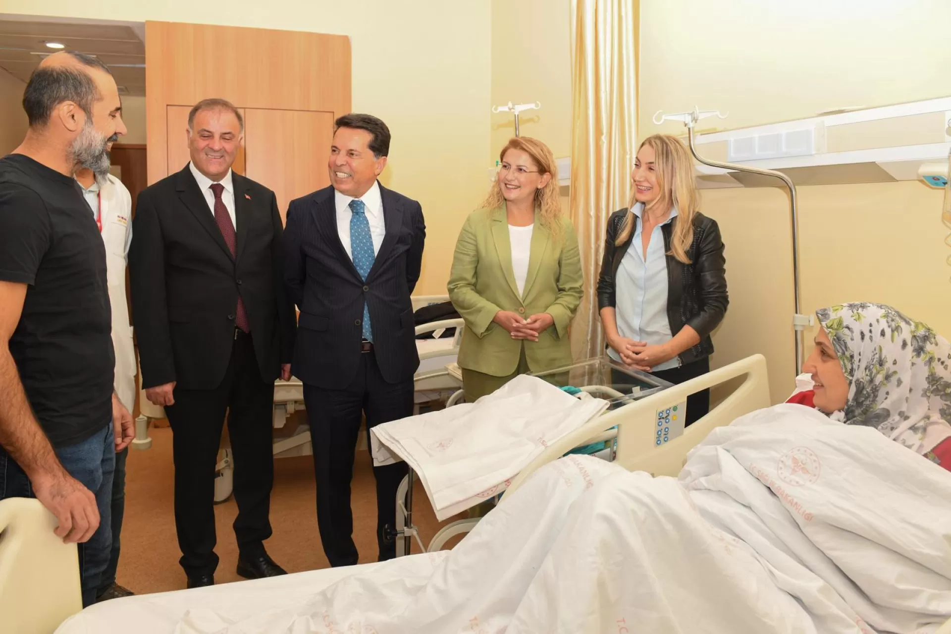 BAŞKAN OVALIOĞLU METROBÜSTE DOĞAN BEBEĞİ ZİYARET ETTİ