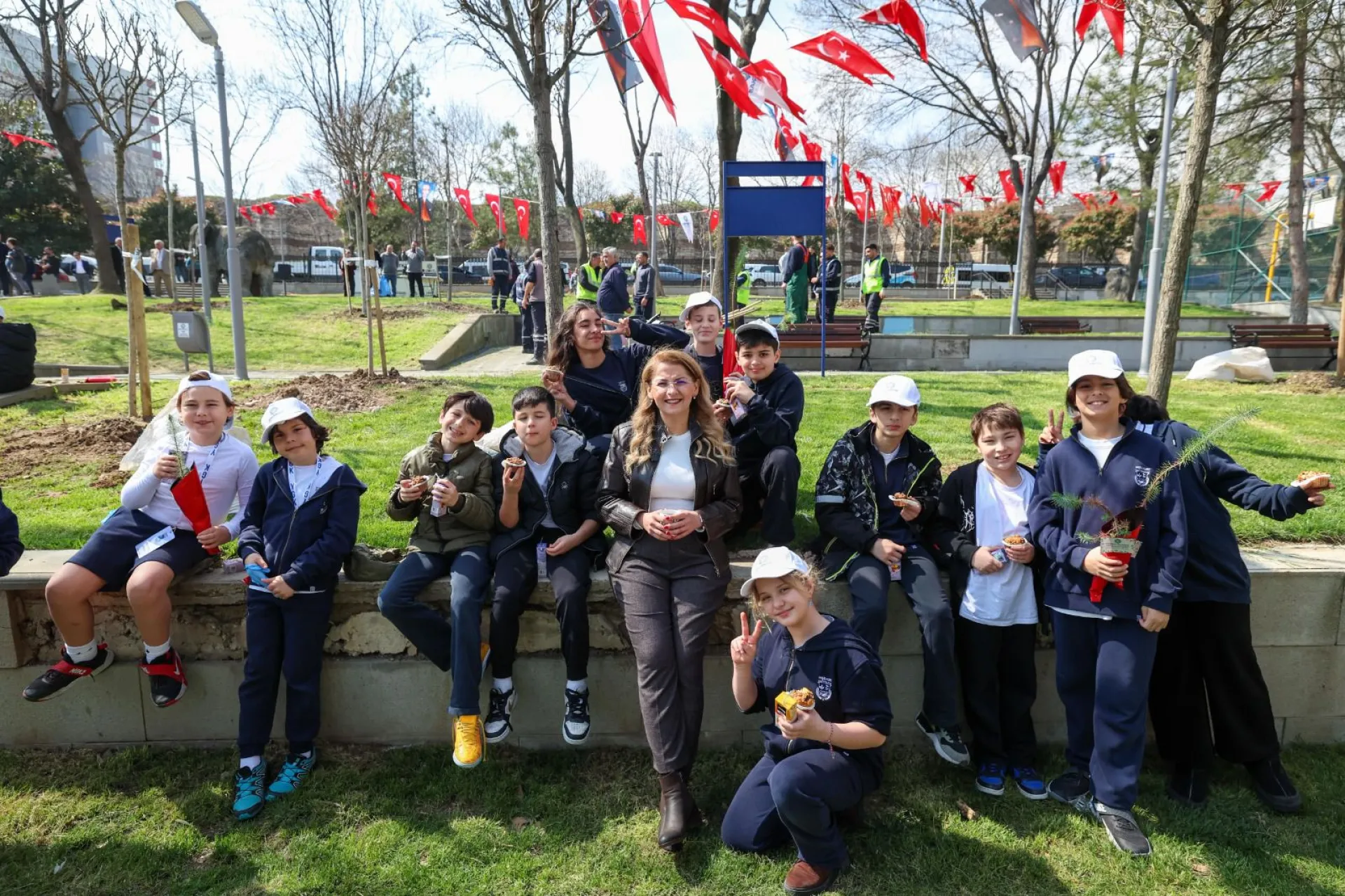 BAKIRKÖY’DE MİNİK ELLER TOPRAĞA CAN VERDİ