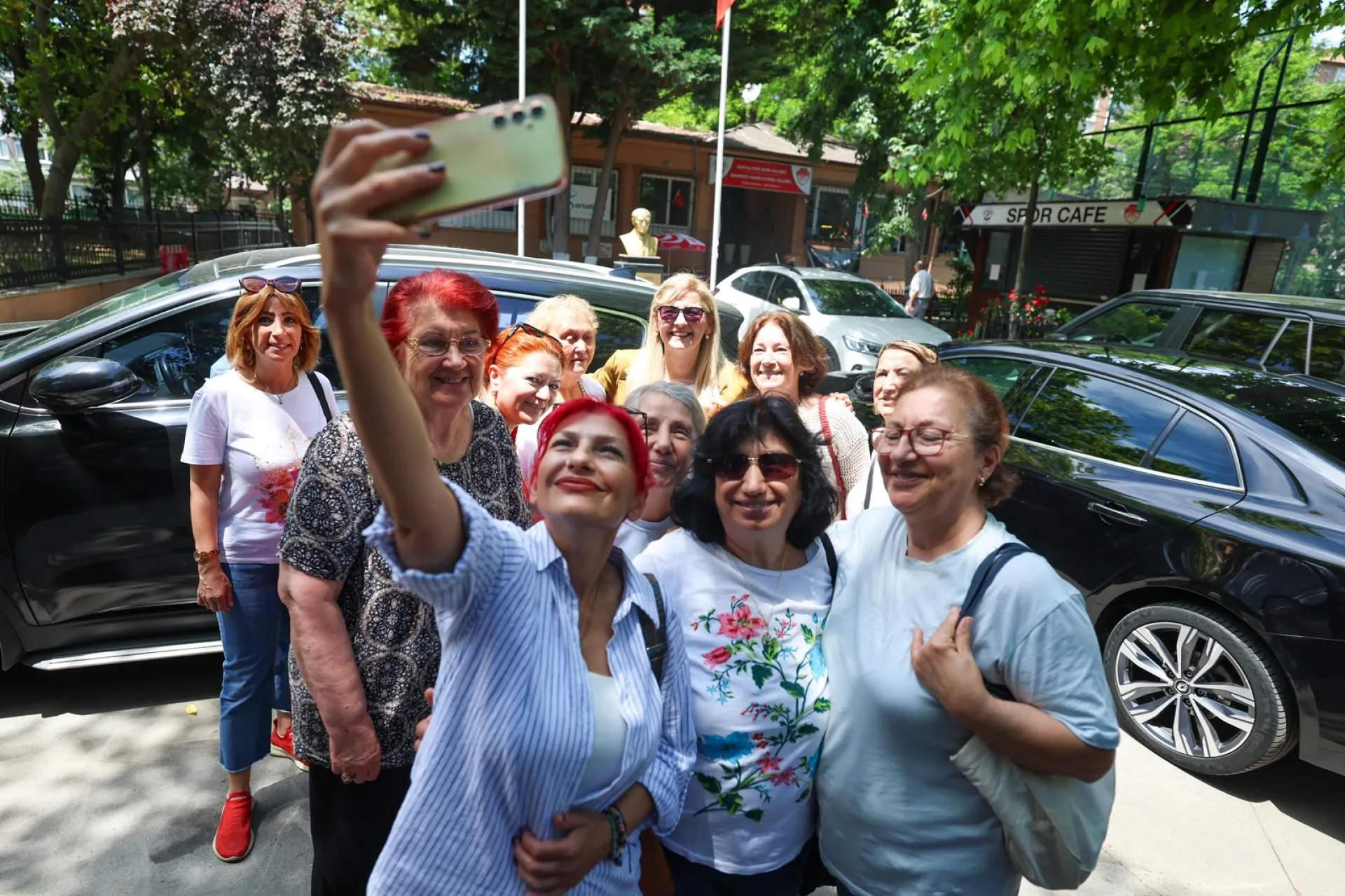 BAKIRKÖY'DE TEMİZLİK SEFERBERLİĞİ TÜM HIZIYLA SÜRÜYOR