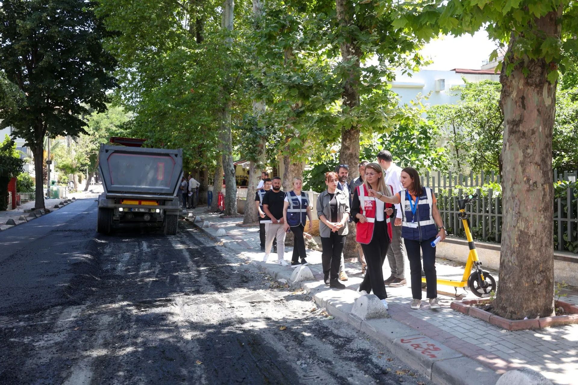 BAKIRKÖY'ÜN YOLLARI YENİLENİYOR, ALTYAPISI GÜÇLENİYOR