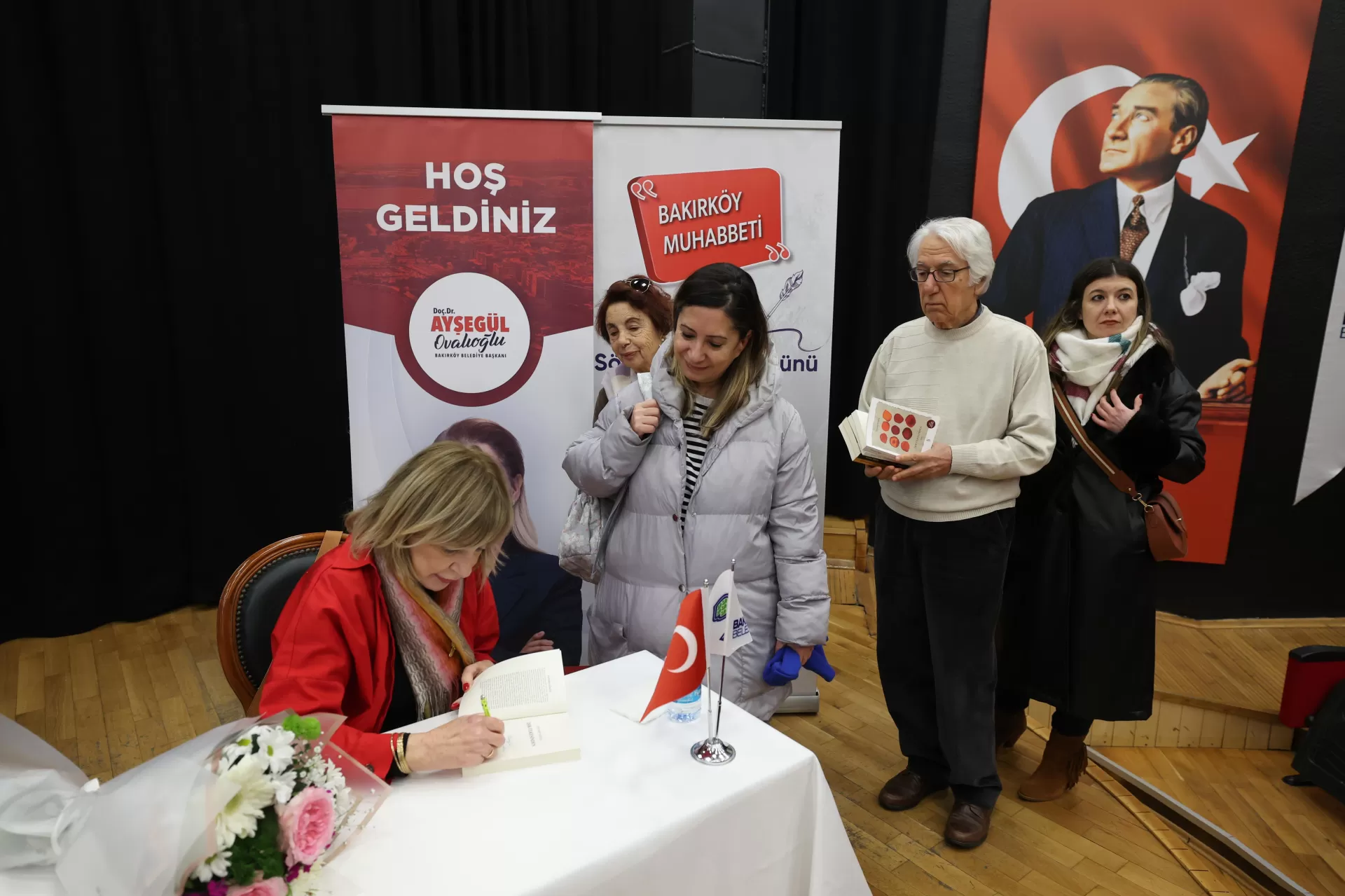 GAZETECİ VE YAZAR ZEYNEP GÖĞÜŞ BAKIRKÖY’DE OKURLARIYLA BULUŞTU