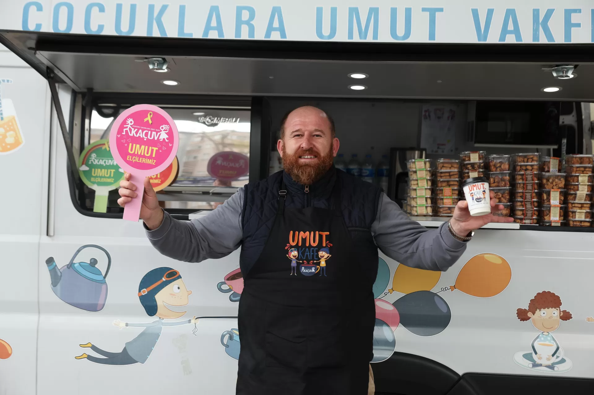 ‘UMUT KAFE’ BAKIRKÖY’DEN KANSERLİ ÇOCUKLARIN HAYATINA DOKUNUYOR
