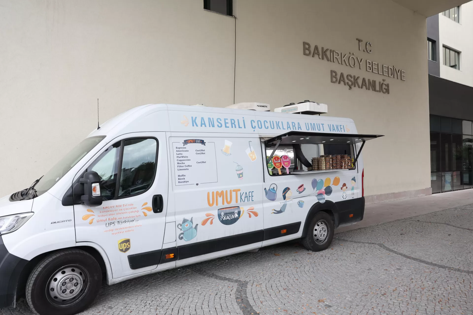 ‘UMUT KAFE’ BAKIRKÖY’DEN KANSERLİ ÇOCUKLARIN HAYATINA DOKUNUYOR