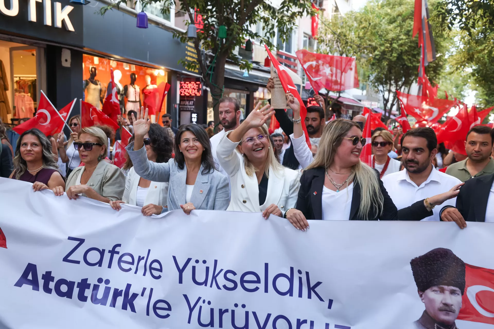 BÜYÜK ZAFER BAKIRKÖY’DE COŞKUYLA KUTLANDI