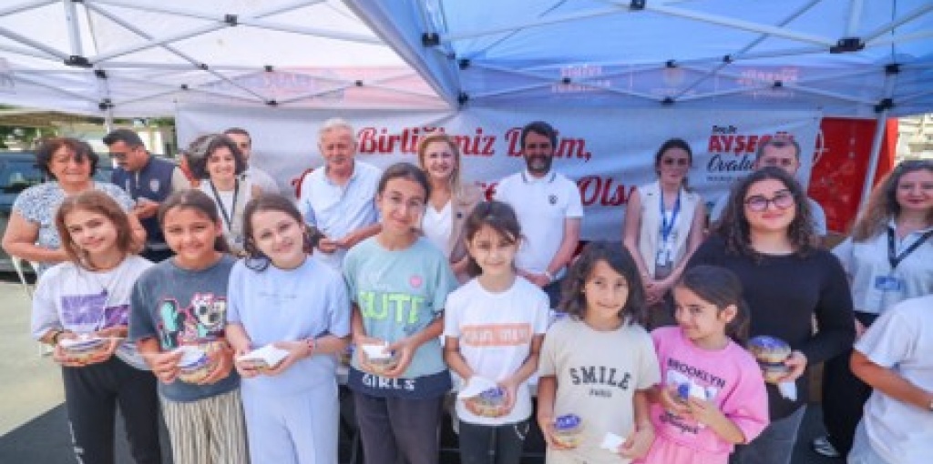 Aşure Dağıtımı