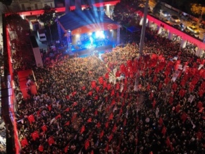 BAKIRKÖY’DE CUMHURİYET COŞKUSU KORAY AVCI KONSERİ İLE TAÇLANDI