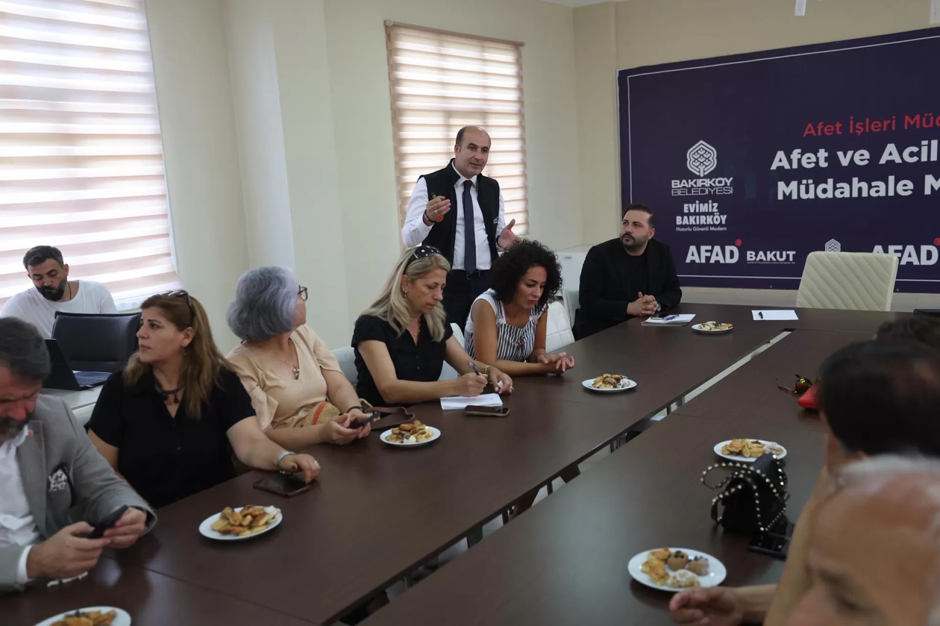 BAKIRKÖY’DE MUHTARLARLA DEPREM HAZIRLIK TOPLANTISI