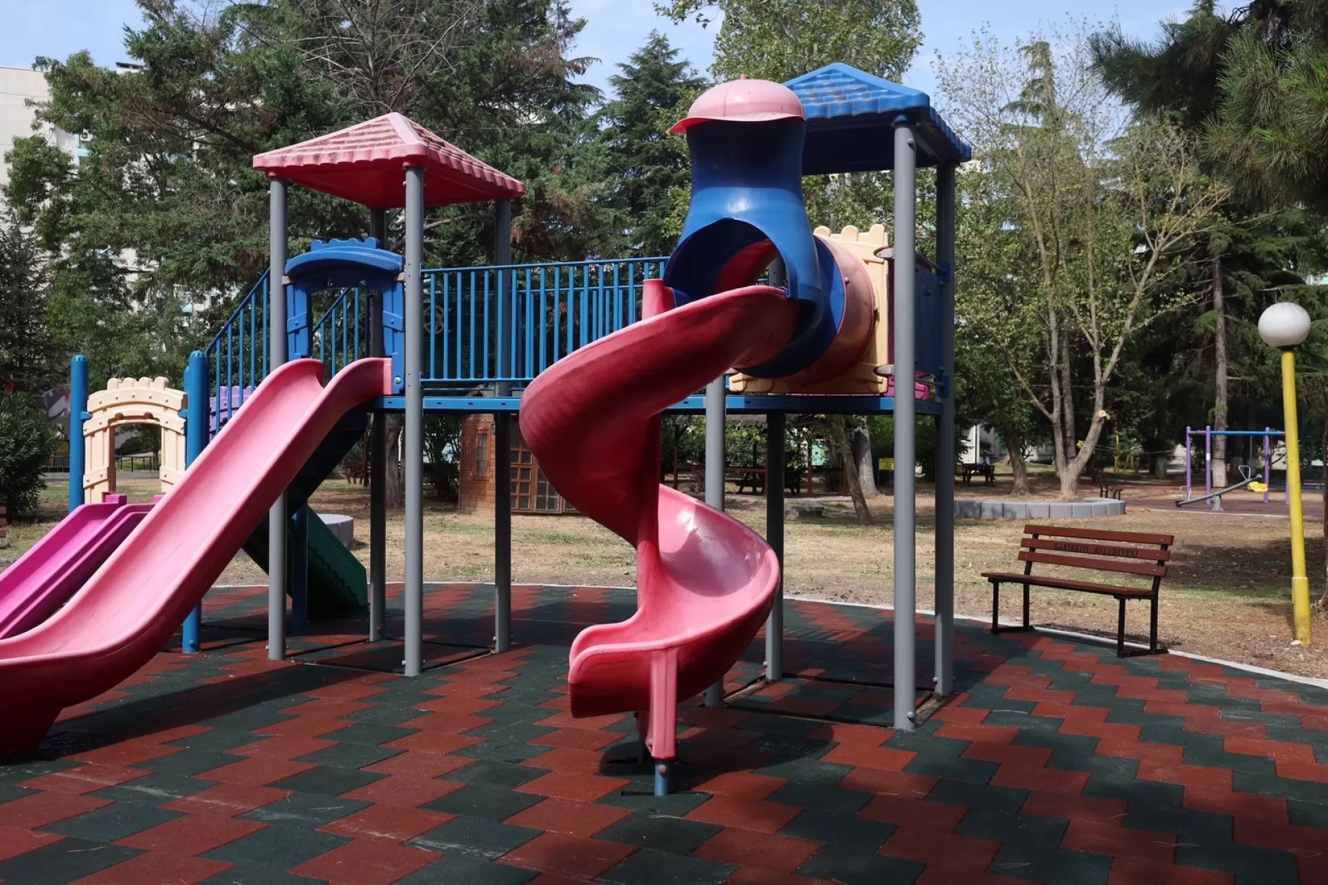 BAKIRKÖY’ÜN PARKLARI YENİLENDİ