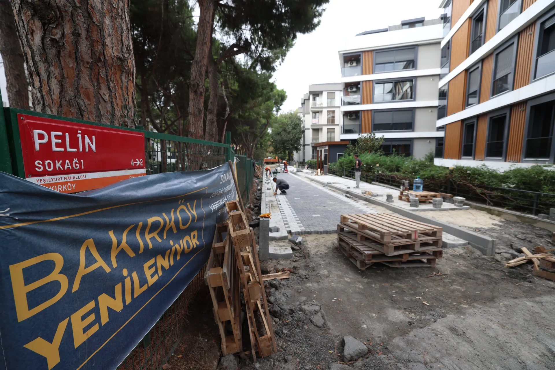 BAKIRKÖY'ÜN YOLLARI YENİLENİYOR, ALTYAPISI GÜÇLENİYOR