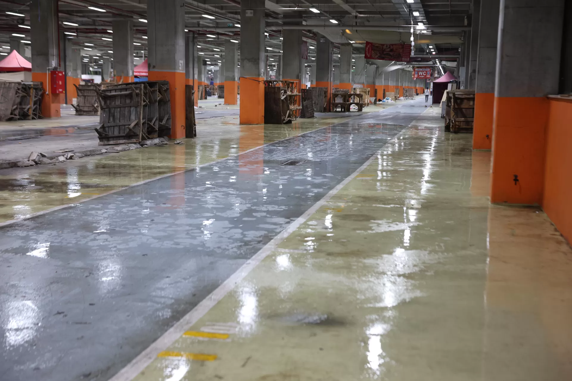 BAKIRKÖYLÜ VATANDAŞLAR TERTEMİZ ALANLARDA ALIŞVERİŞ YAPIYOR