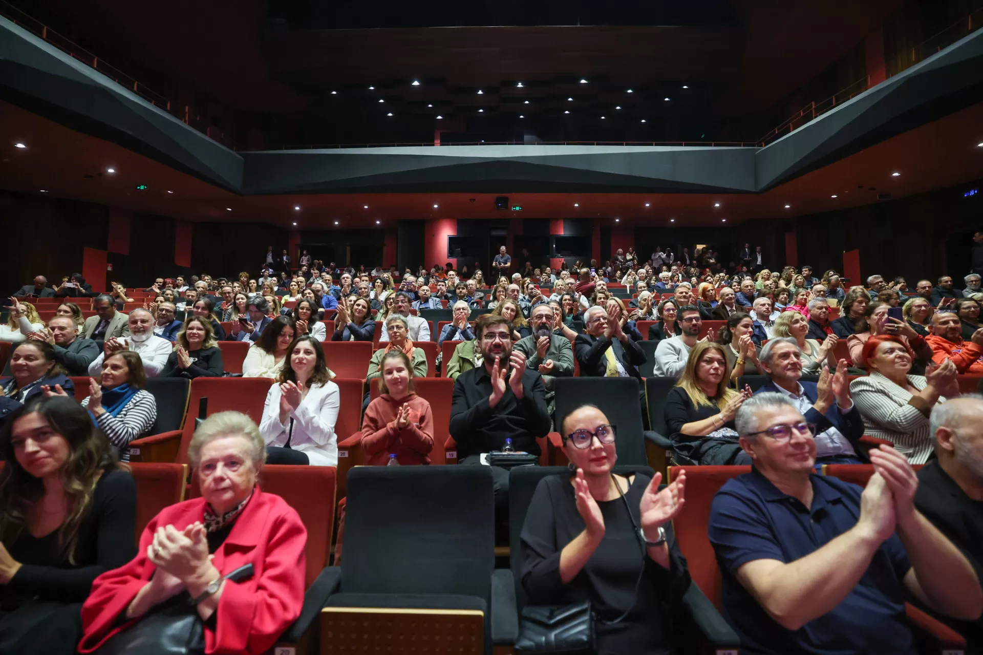 “EŞEĞİN GÖLGESİ” BAKIRKÖY’DE GÖRKEMLİ GALA İLE SAHNELENDİ