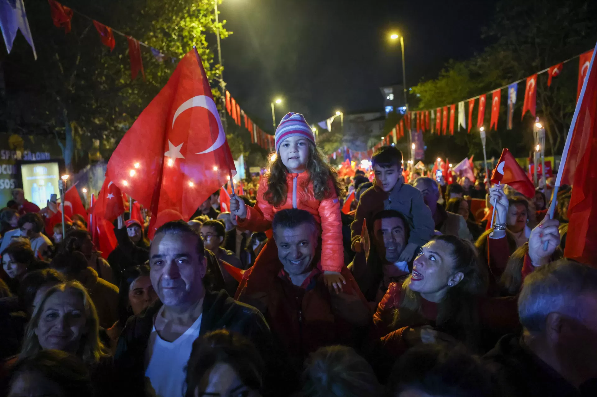 BAKIRKÖY’DE CUMHURİYET COŞKUSU KORAY AVCI KONSERİ İLE TAÇLANDI