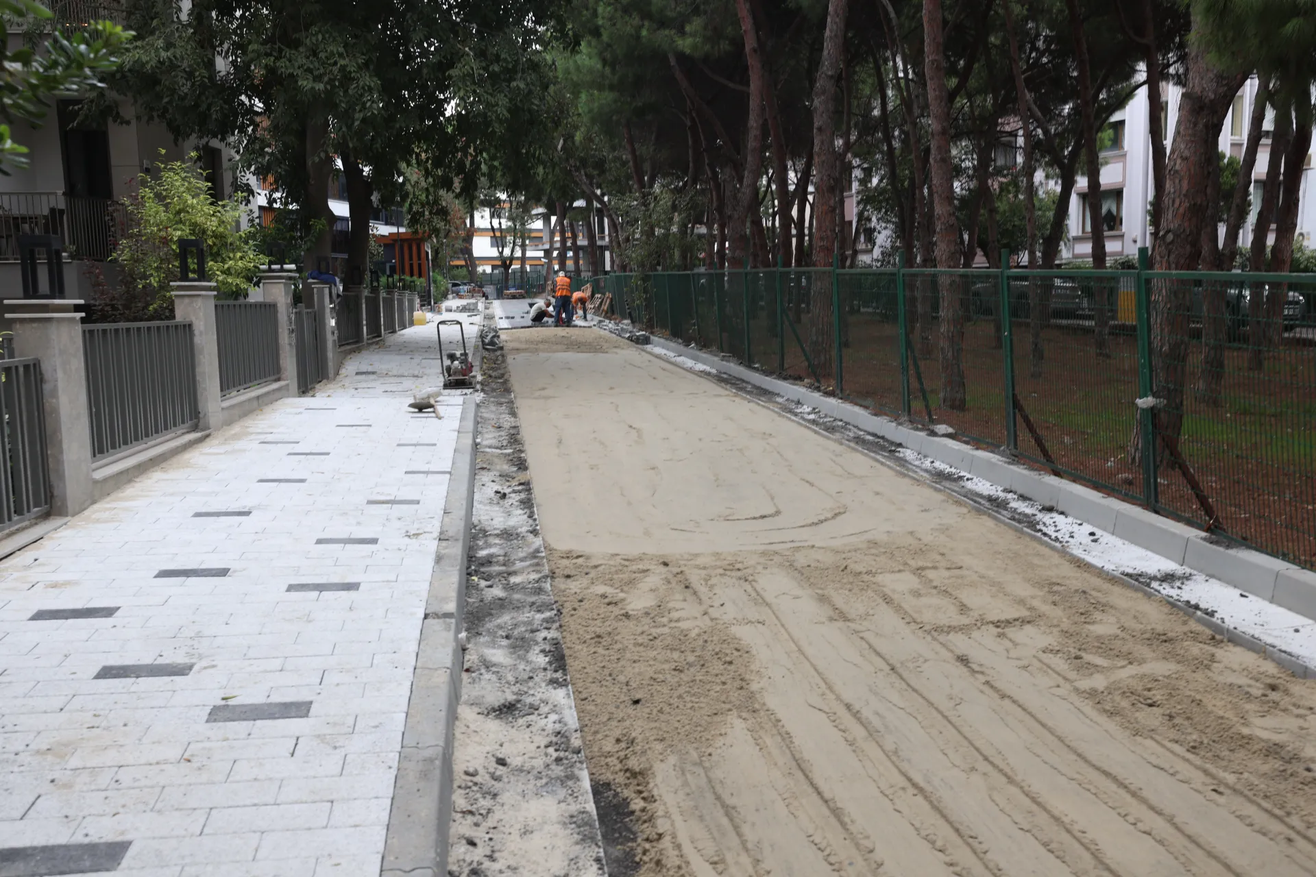 BAKIRKÖY'ÜN YOLLARI YENİLENİYOR, ALTYAPISI GÜÇLENİYOR