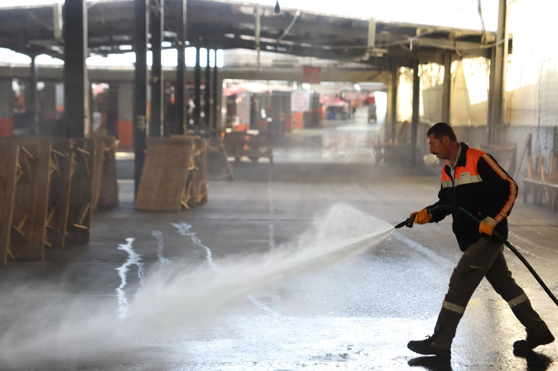 BAKIRKÖYLÜ VATANDAŞLAR TERTEMİZ ALANLARDA ALIŞVERİŞ YAPIYOR