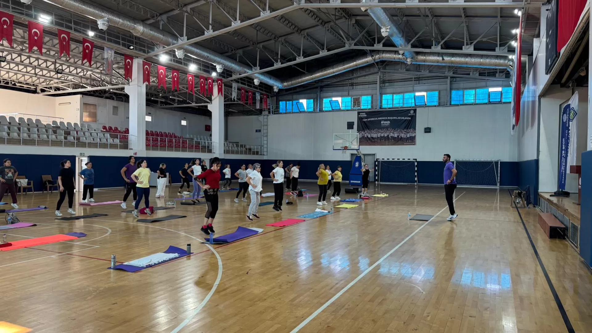 BAKIRKÖYLÜ KADINLAR GÜNE SPORLA BAŞLIYOR