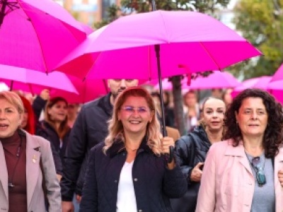 BAKIRKÖY’DE PEMBE ŞEMSİYELERLE MEME KANSERİ FARKINDALIK YÜRÜYÜŞÜ