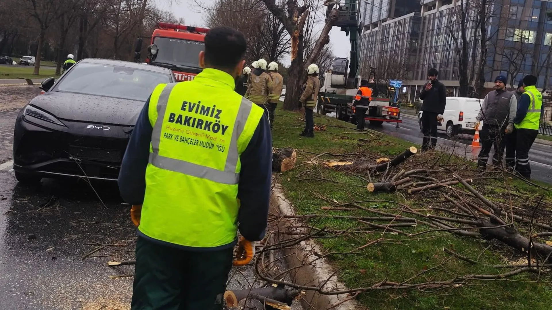 BAKIRKÖY’DE FIRTINA VE YAĞIŞA KARŞI TEYAKKUZ