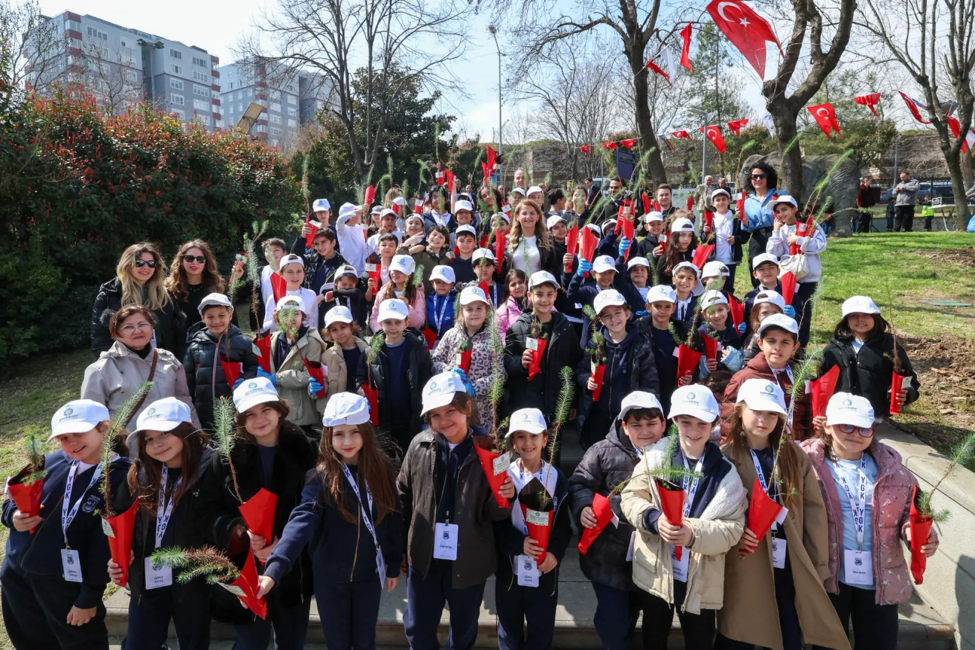 BAKIRKÖY’DE MİNİK ELLER TOPRAĞA CAN VERDİ