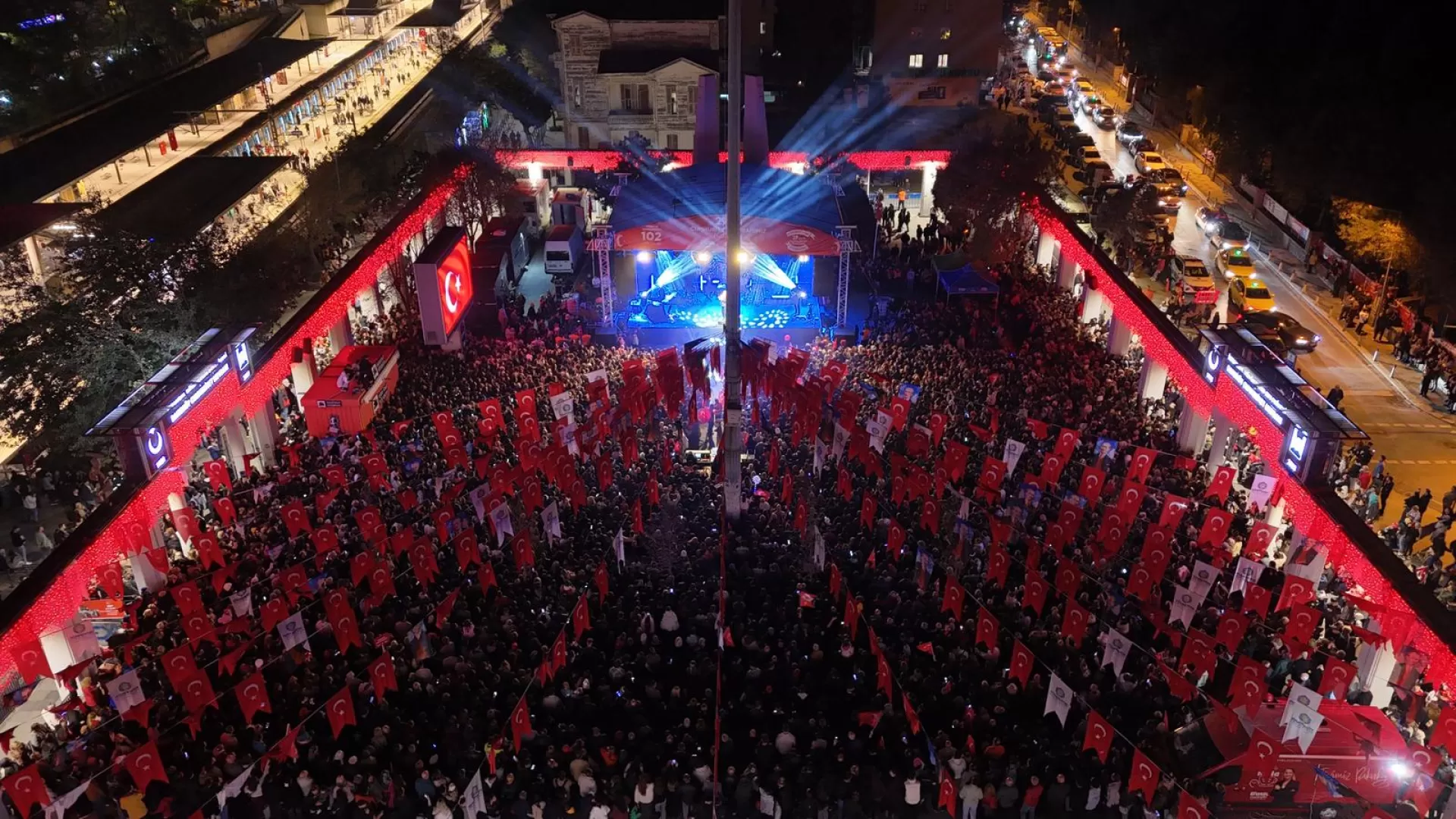 BAKIRKÖY’DE CUMHURİYET COŞKUSU KORAY AVCI KONSERİ İLE TAÇLANDI