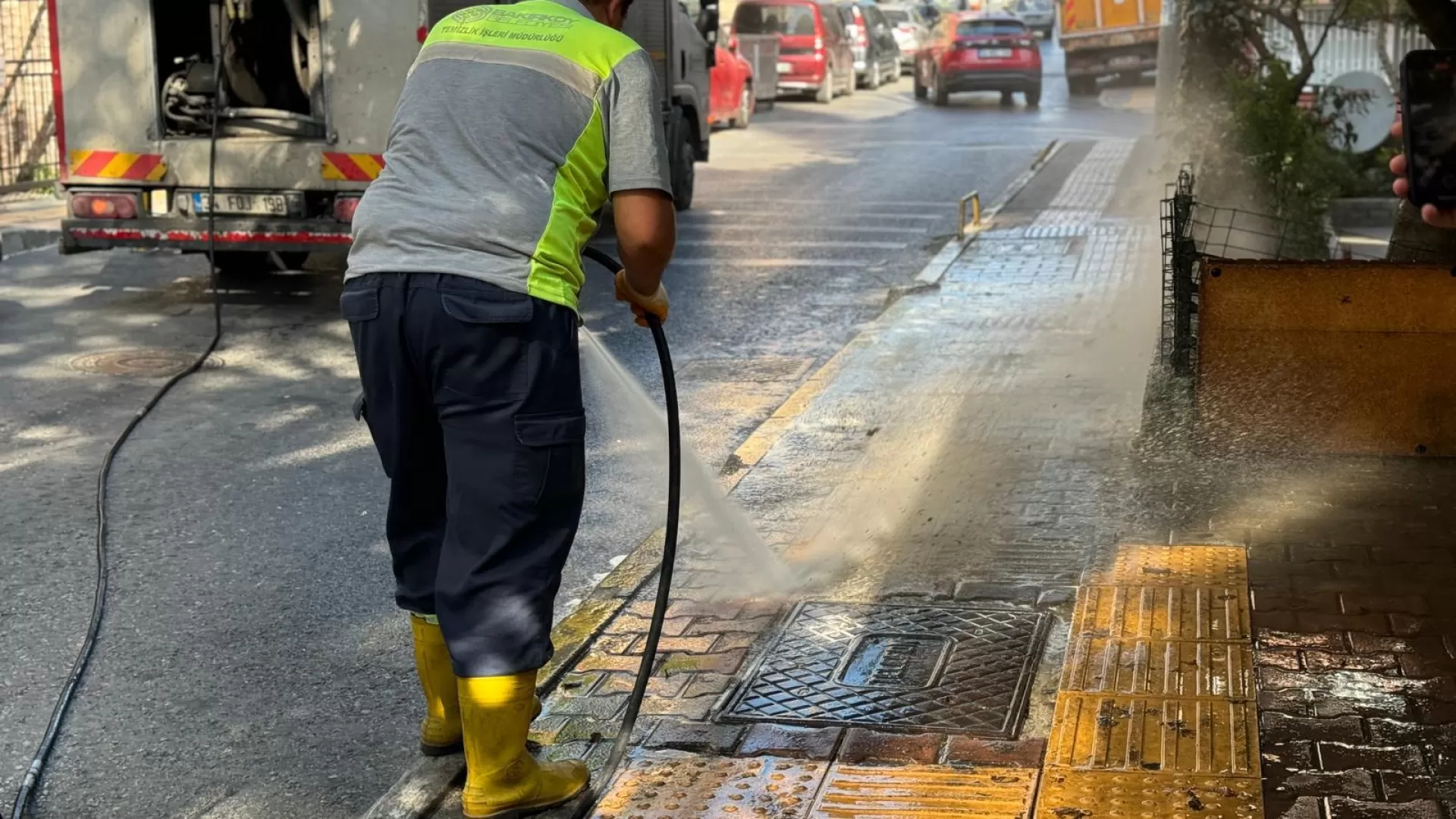 BAKIRKÖY'DE TEMİZLİK SEFERBERLİĞİ SÜRÜYOR