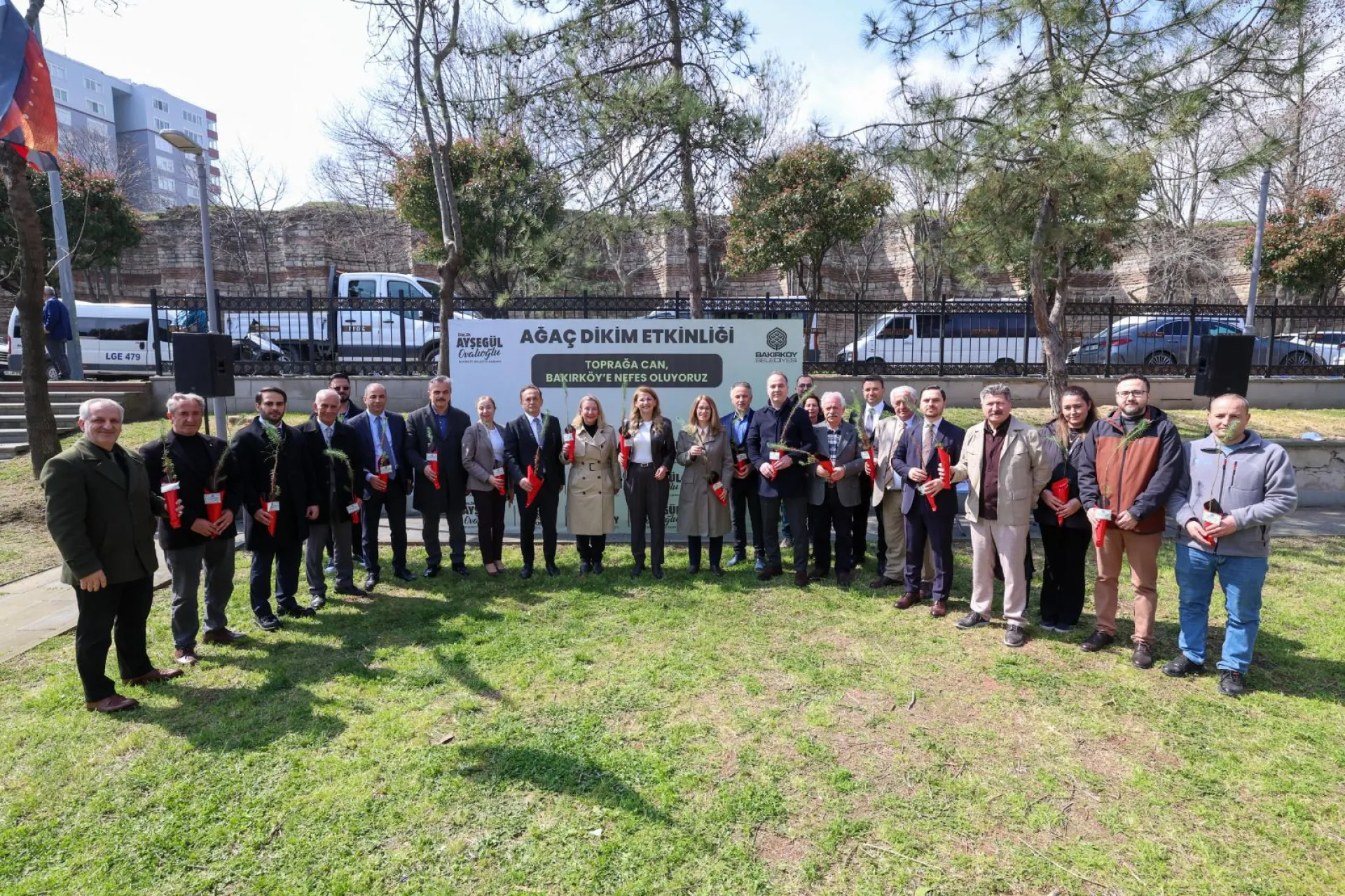 BAKIRKÖY’DE MİNİK ELLER TOPRAĞA CAN VERDİ