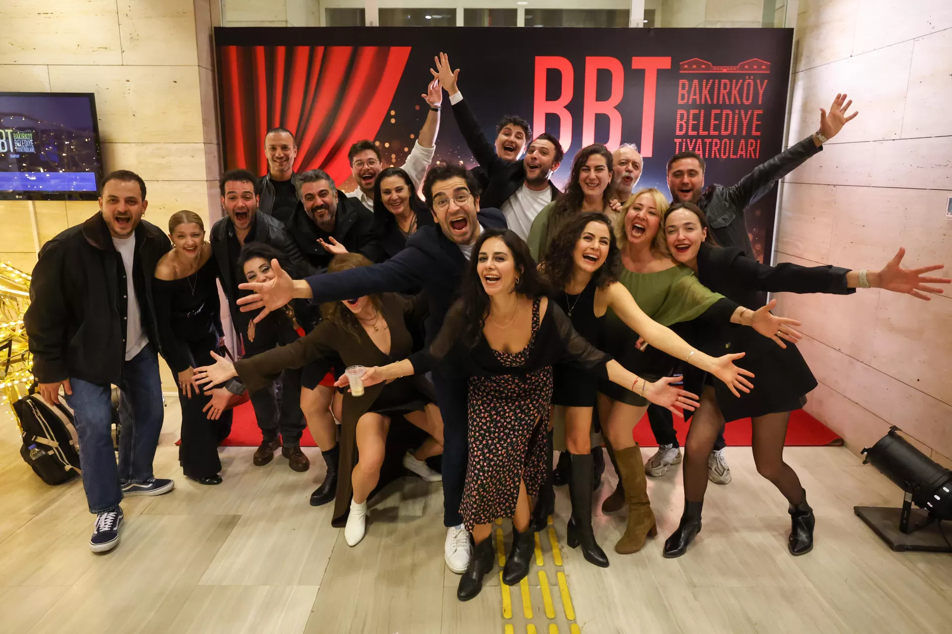 “EŞEĞİN GÖLGESİ” BAKIRKÖY’DE GÖRKEMLİ GALA İLE SAHNELENDİ