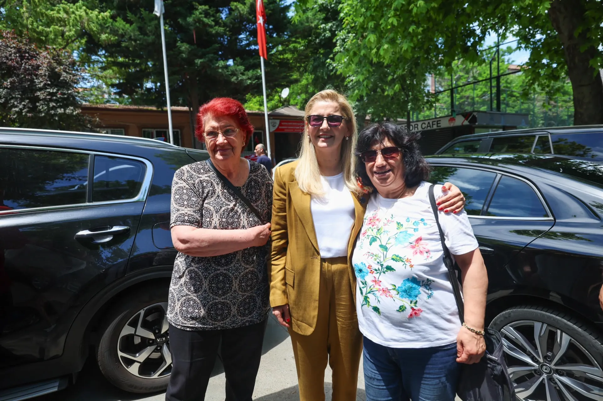 BAKIRKÖY'DE TEMİZLİK SEFERBERLİĞİ TÜM HIZIYLA SÜRÜYOR