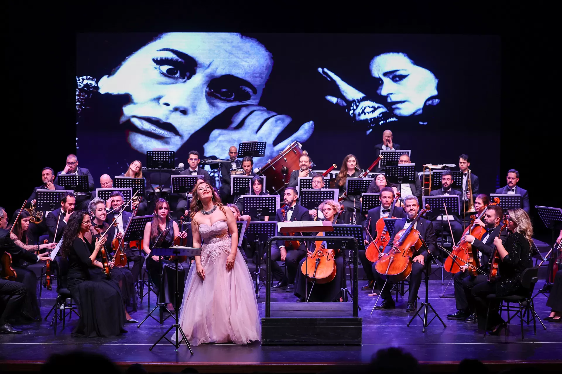 EFSANE SOPRANO LEYLA GENCER BAKIRKÖY’DE ANILDI