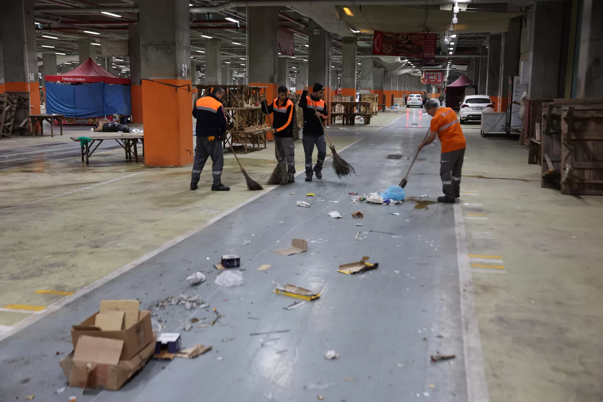 BAKIRKÖYLÜ VATANDAŞLAR TERTEMİZ ALANLARDA ALIŞVERİŞ YAPIYOR