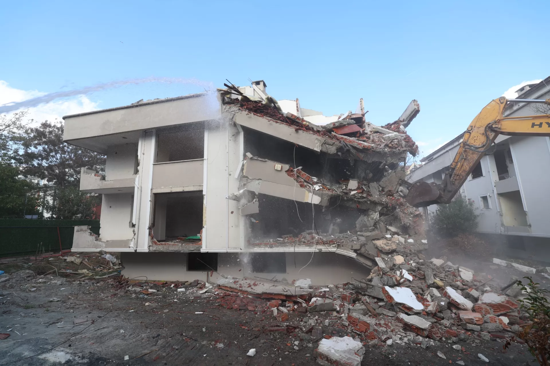 BAKIRKÖY’DE RİSKLİ BİNALAR GÜVENLİ HALE GELİYOR