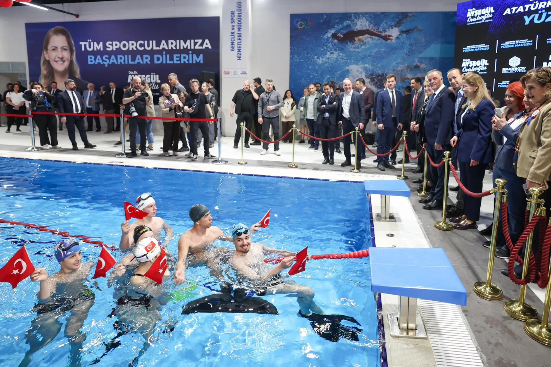 BAKIRKÖY BELEDİYESİ YÜZME HAVUZU YENİLENEN YÜZÜYLE AÇILDI