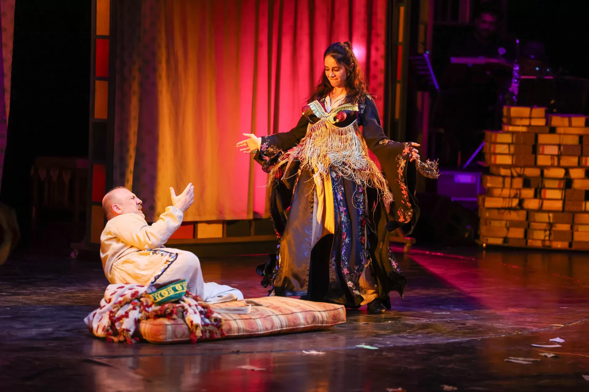 “EŞEĞİN GÖLGESİ” BAKIRKÖY’DE GÖRKEMLİ GALA İLE SAHNELENDİ